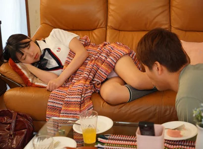 Gã này đang phang em gái mới lớn của người yêu