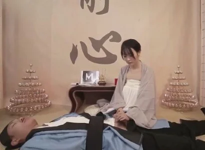 Nữ tu xinh đẹp đưa vị đạo sĩ bị thương vào nơi an toàn
