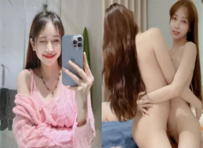 Cô nàng Lâm Thái Vy và bạn thân móc bím nhau trên buổi phát sóng trực tiếp