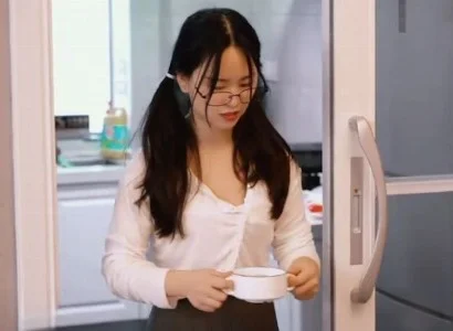 Người đàn ông trung niên được người đàn ông trung niên chăm sóc