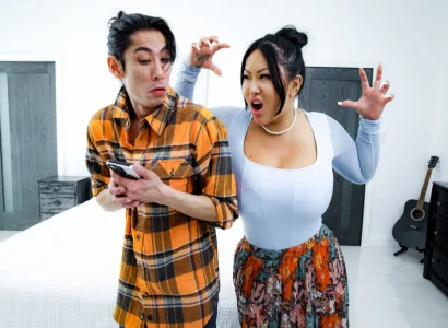 Con trai ấy gây cho mẹ kế xăm trổ hàng múp cực khoái