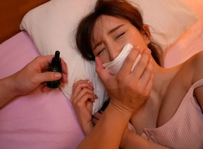 Một kẻ cho cô em họ xinh đẹp uống thuốc mê rồi quan hệ